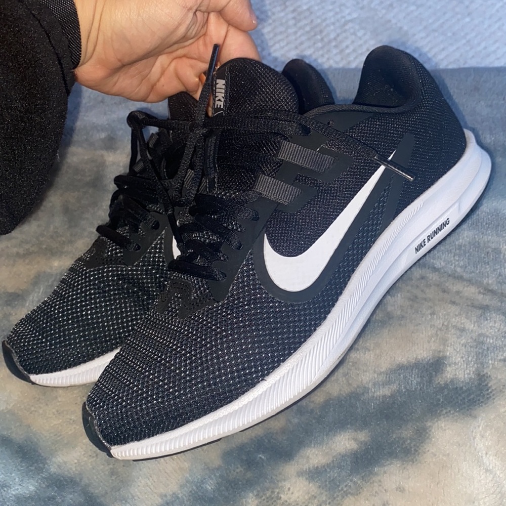 Brand new black Nike! Never worn 🖤